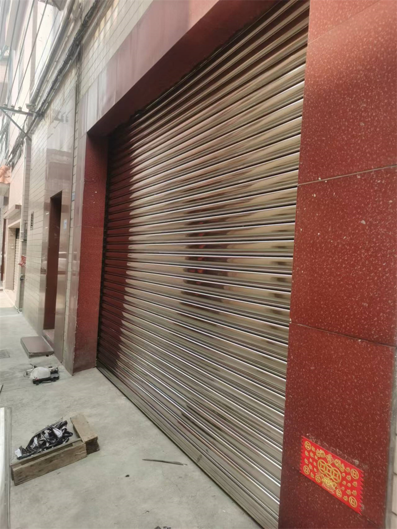 不鏽鋼卷閘門現（xiàn）場安裝圖片 (4)