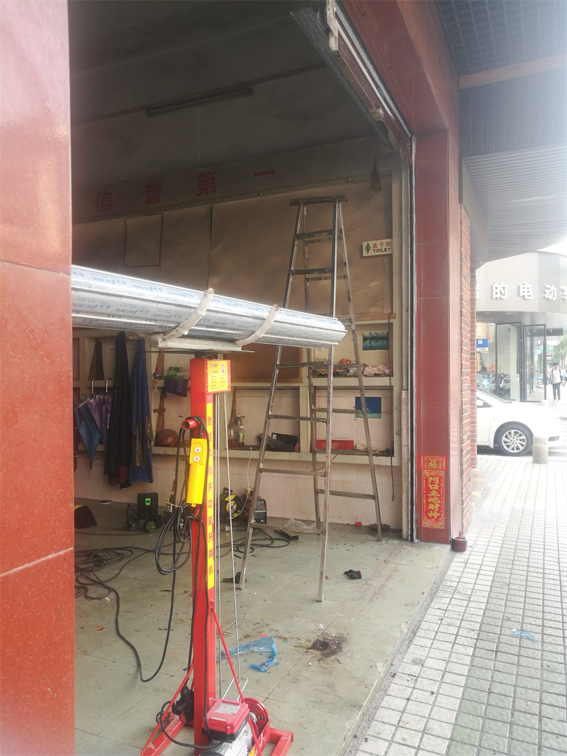 不（bú）鏽鋼卷閘門（mén）現場安裝圖（tú）片
